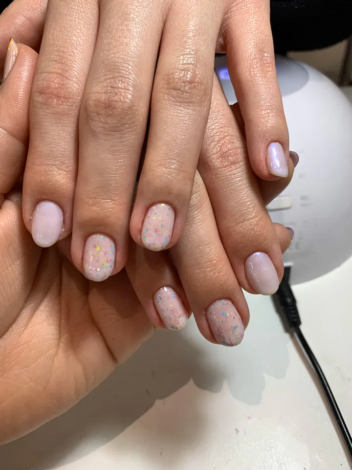 Manicura semipermanente rosa nacarado