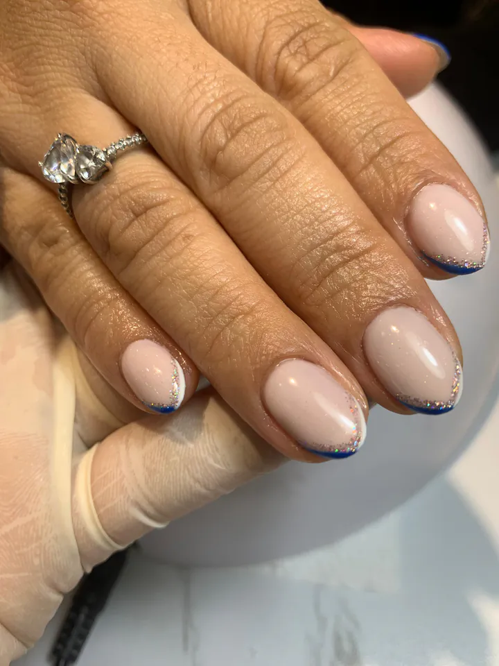 Manicura francesa con línea azul