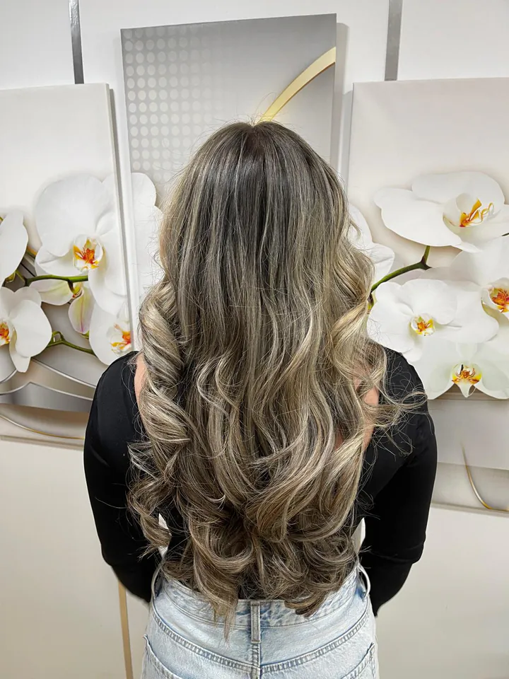 Balayage rubio ceniza con ondas