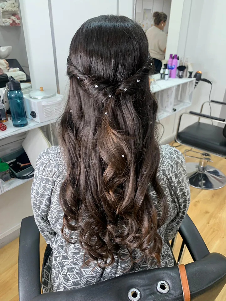 Semirrecogido con trenzas y ondas