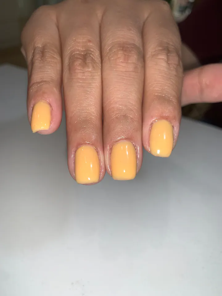 Manicura amarillo pastel