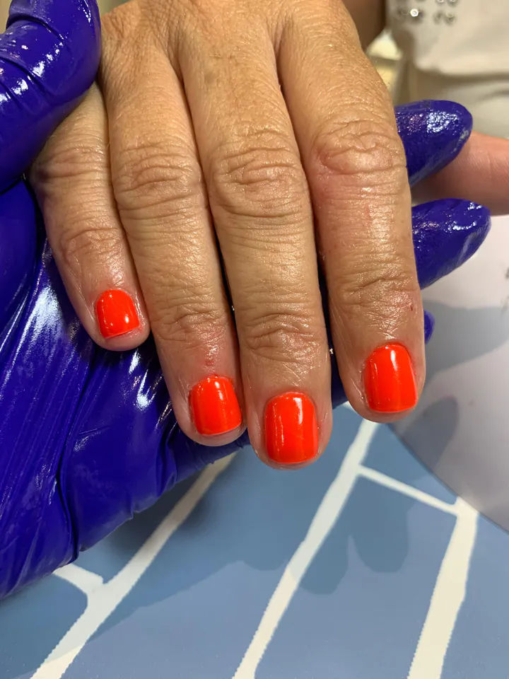 Manicura coral intenso