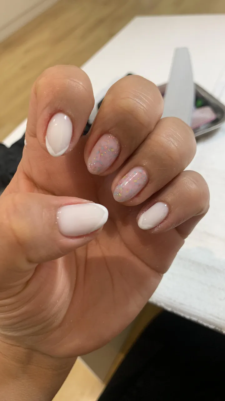 Manicura nude con brillo