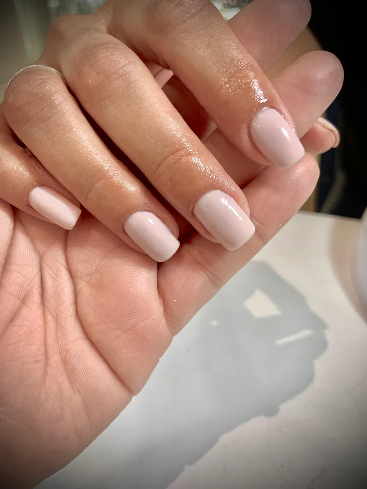 Manicura nude almendrada